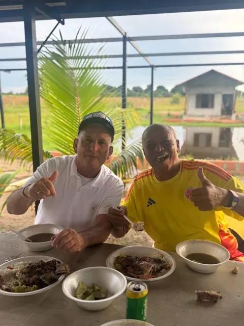 Clientes disfrutando el sancocho
